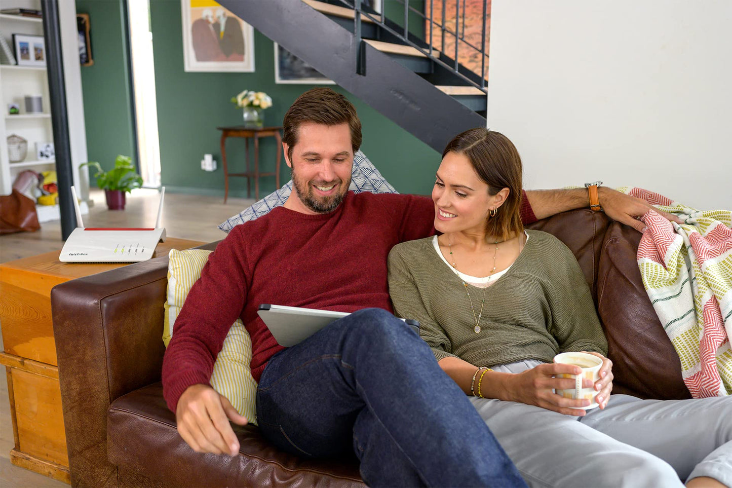 FRITZ!Box 6890 (LTE- oder DSL-Modem, bis 300 MBit/s, WLAN AC+N bis 1.733 (5 GHz) und 800 (2,4 GHz) MBit/s, 4 x Gigabit-LAN), geeignet für Deutschland